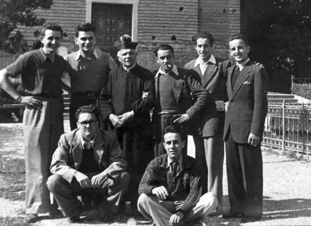 Don Bassoli con gli oratoriani 1953 